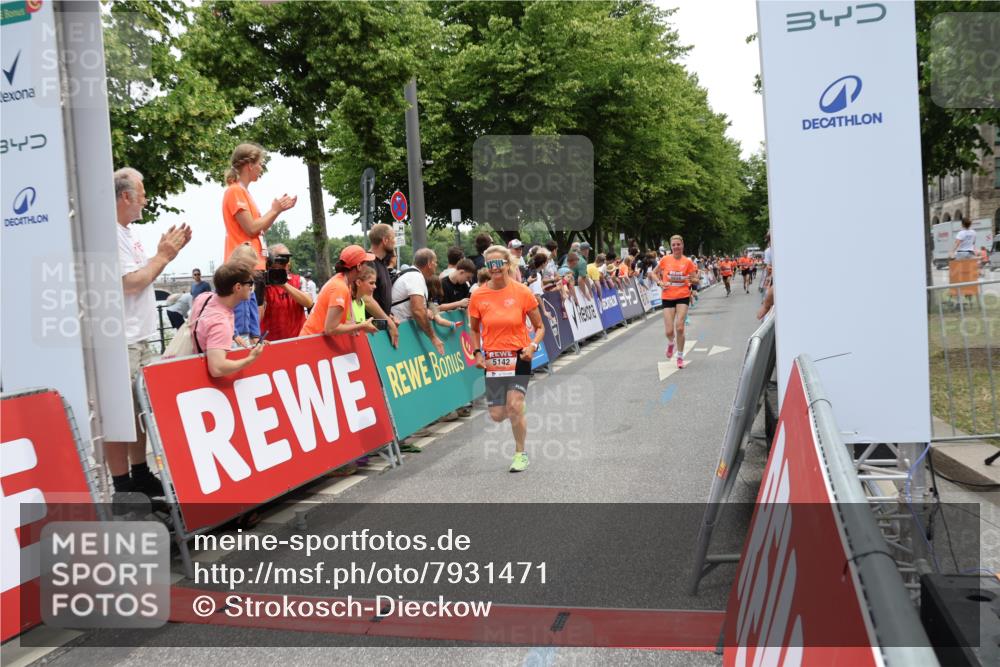 15.06.2025 - REWE Women's Run Strokosch-Dieckow http://msf.ph/oto/7931471 15.06.2025 10:57:23 Ziel 5142, 5326, 5537, 5656 meine-sportfotos.de