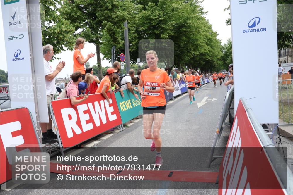 15.06.2025 - REWE Women's Run Strokosch-Dieckow http://msf.ph/oto/7931477 15.06.2025 10:57:25 Ziel 5142, 5201, 5326, 5537, 5656 meine-sportfotos.de