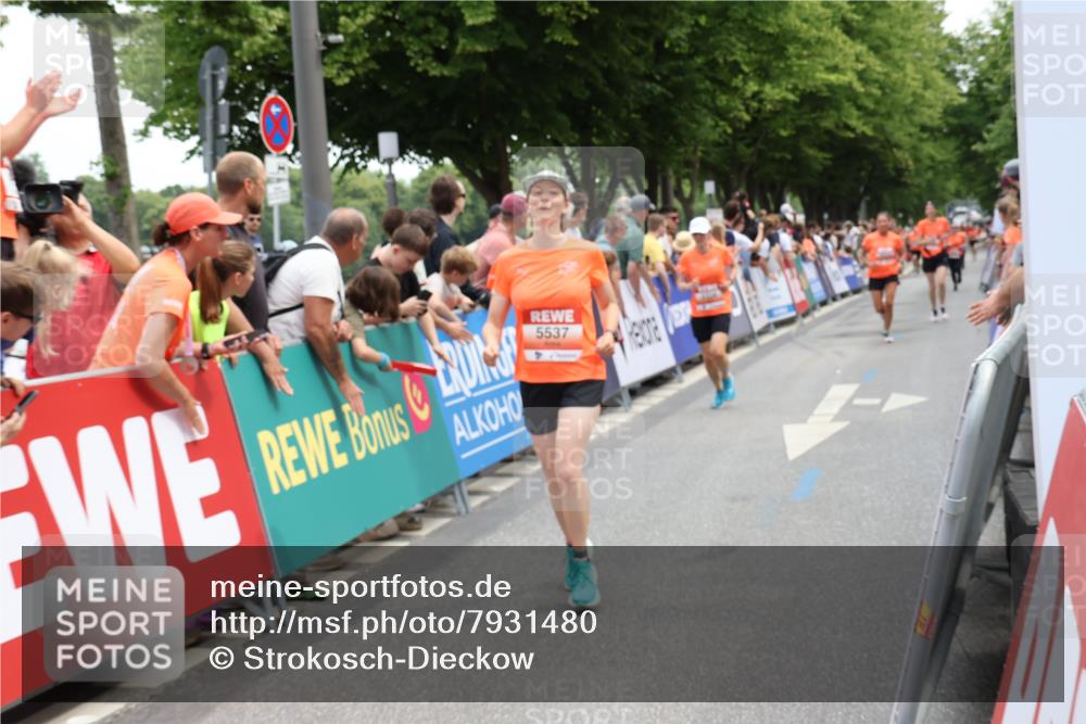 15.06.2025 - REWE Women's Run Strokosch-Dieckow http://msf.ph/oto/7931480 15.06.2025 10:57:26 Ziel 5142, 5154, 5201, 5326, 5537, 5656 meine-sportfotos.de