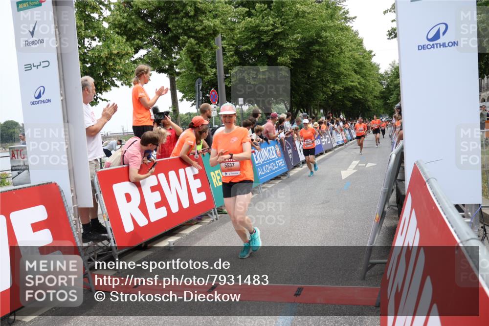 15.06.2025 - REWE Women's Run Strokosch-Dieckow http://msf.ph/oto/7931483 15.06.2025 10:57:27 Ziel 5142, 5154, 5201, 5326, 5537, 5656 meine-sportfotos.de