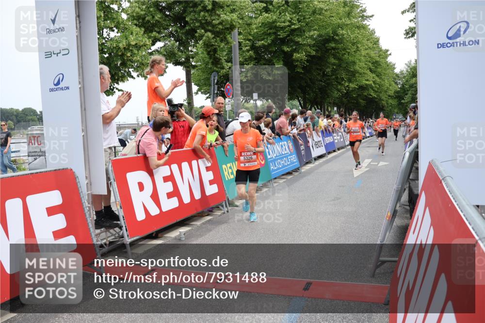 15.06.2025 - REWE Women's Run Strokosch-Dieckow http://msf.ph/oto/7931488 15.06.2025 10:57:29 Ziel 5142, 5154, 5201, 5326, 5537, 5656 meine-sportfotos.de