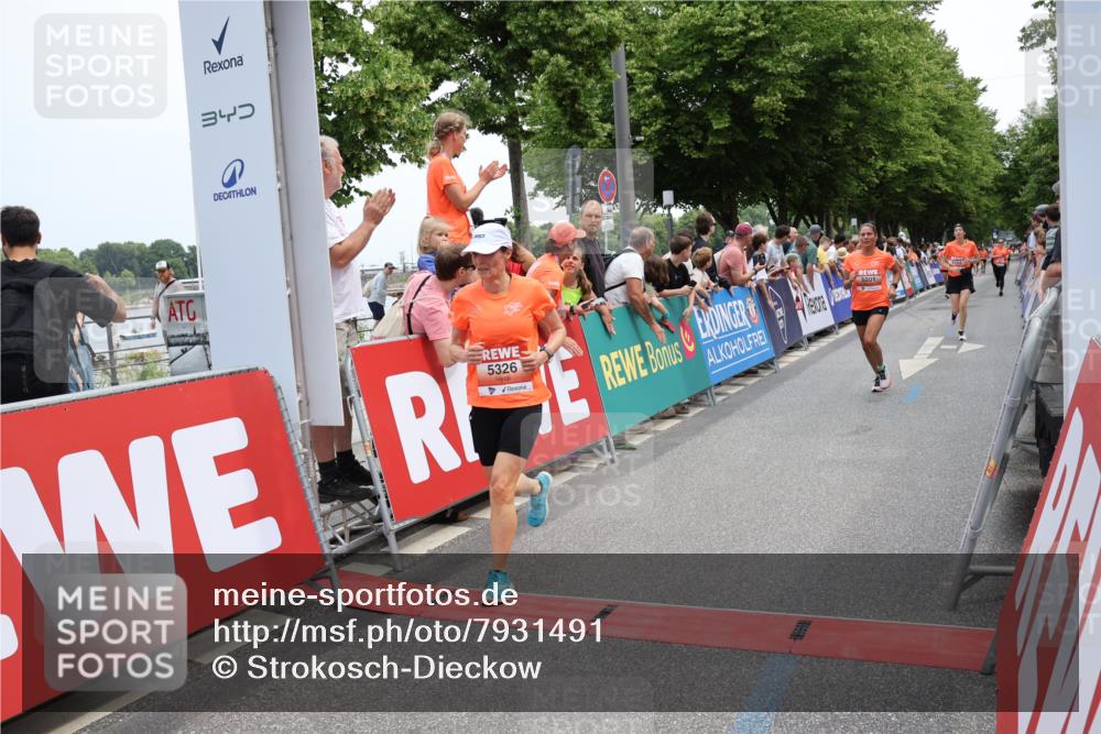 15.06.2025 - REWE Women's Run Strokosch-Dieckow http://msf.ph/oto/7931491 15.06.2025 10:57:29 Ziel 5142, 5154, 5201, 5326, 5537, 5656 meine-sportfotos.de