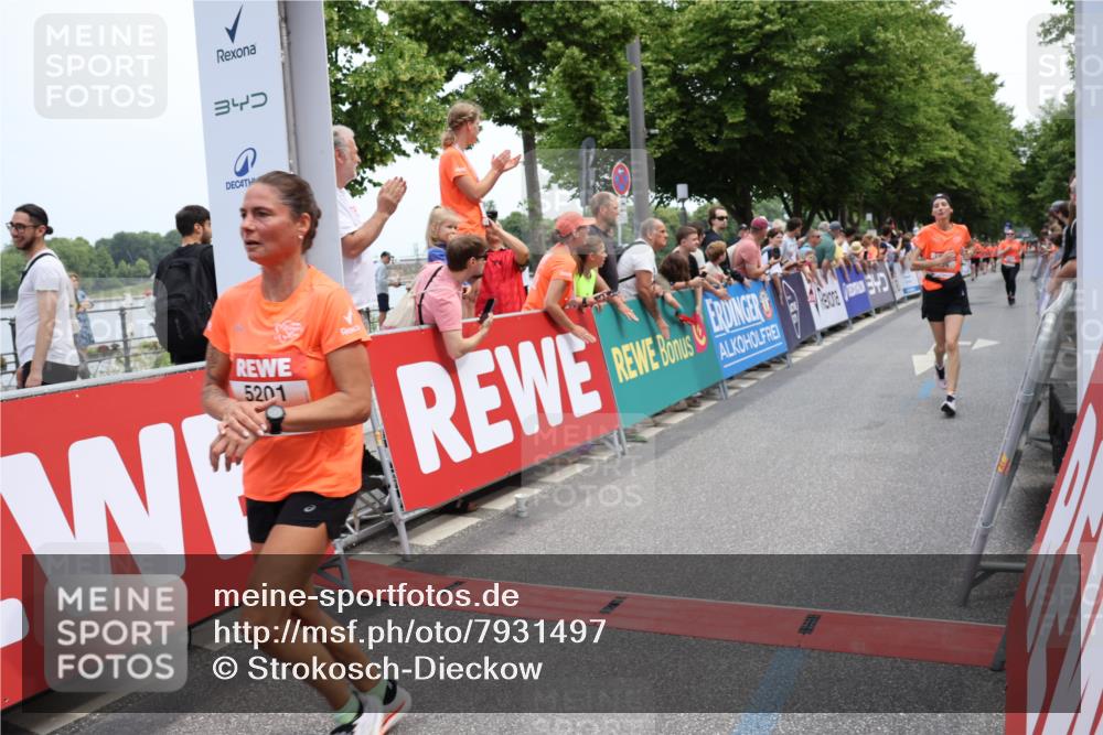 15.06.2025 - REWE Women's Run Strokosch-Dieckow http://msf.ph/oto/7931497 15.06.2025 10:57:31 Ziel 5154, 5201, 5326, 5486, 5537, 5611, 5656 meine-sportfotos.de