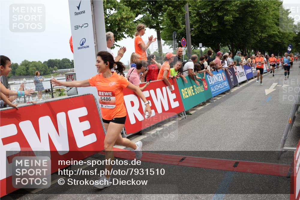 15.06.2025 - REWE Women's Run Strokosch-Dieckow http://msf.ph/oto/7931510 15.06.2025 10:57:37 Ziel 5031, 5154, 5201, 5264, 5327, 5486, 5507, 5611 meine-sportfotos.de