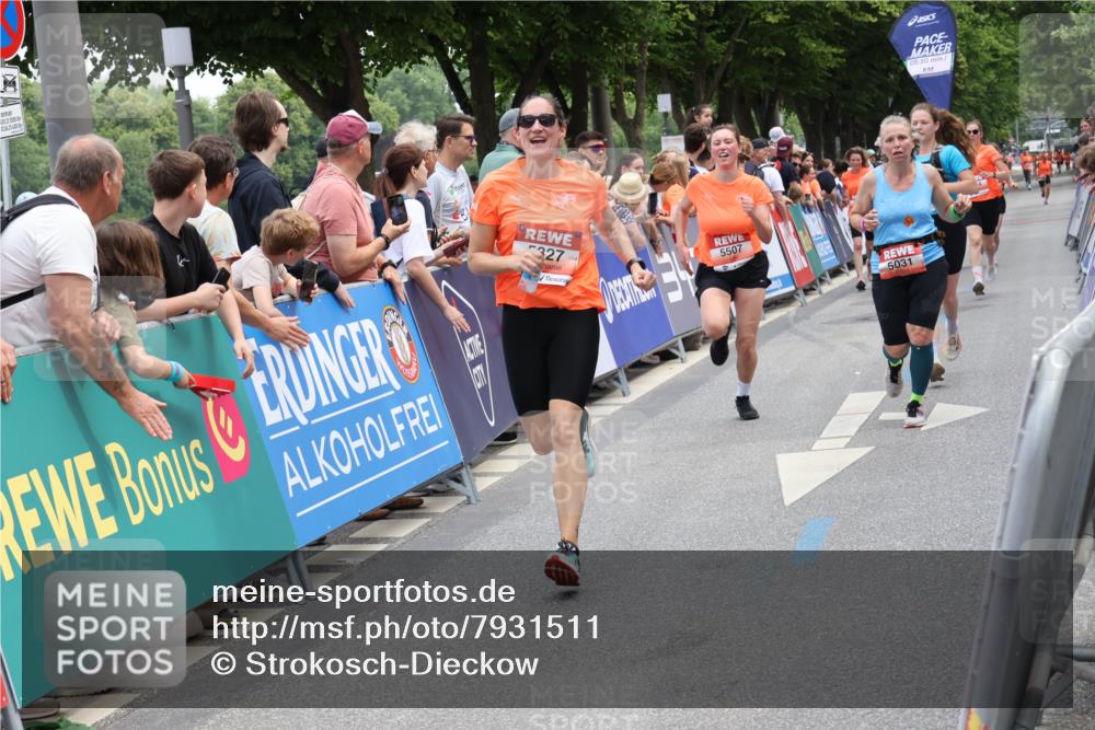 15.06.2025 - REWE Women's Run Strokosch-Dieckow http://msf.ph/oto/7931511 15.06.2025 10:57:39 Ziel 5031, 5154, 5264, 5327, 5486, 5507, 5611 meine-sportfotos.de