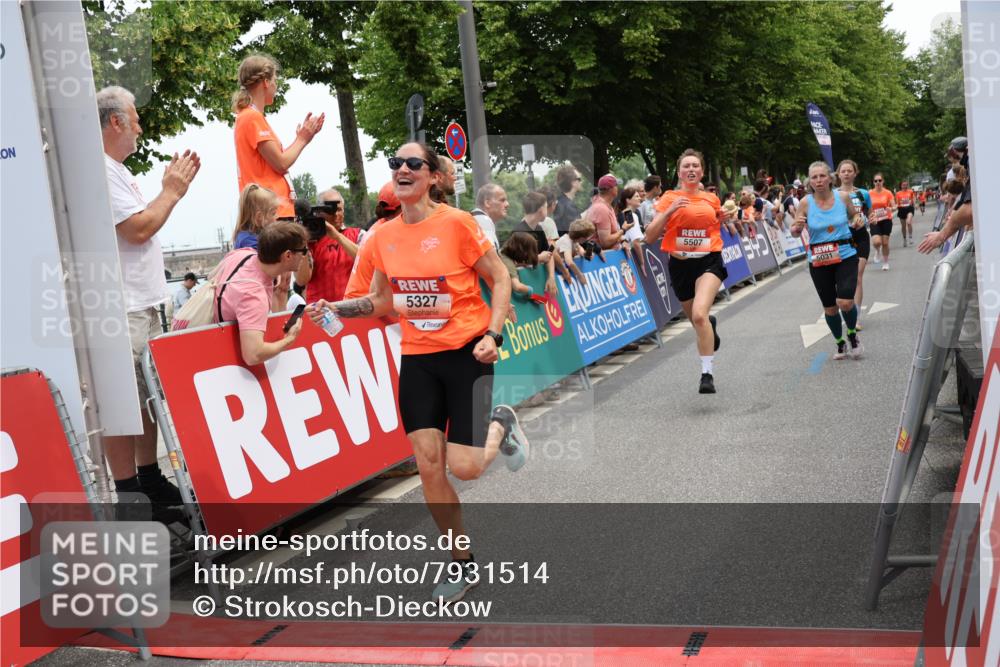15.06.2025 - REWE Women's Run Strokosch-Dieckow http://msf.ph/oto/7931514 15.06.2025 10:57:40 Ziel 5031, 5032, 5264, 5327, 5334, 5335, 5486, 5507, 5611 meine-sportfotos.de