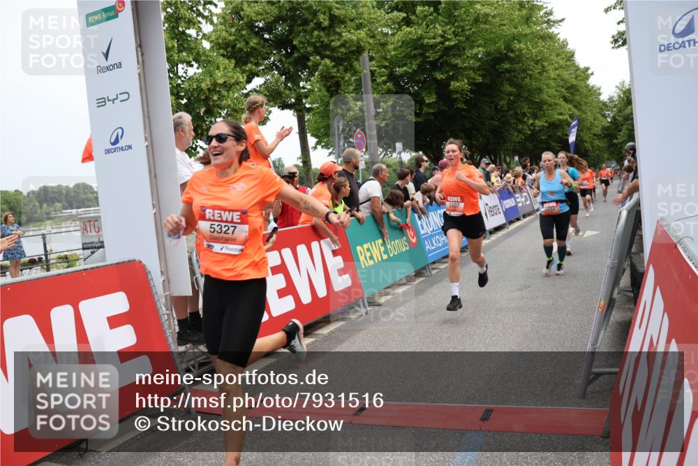 15.06.2025 - REWE Women's Run Strokosch-Dieckow http://msf.ph/oto/7931516 15.06.2025 10:57:40 Ziel 5031, 5032, 5264, 5327, 5334, 5335, 5486, 5507, 5611 meine-sportfotos.de