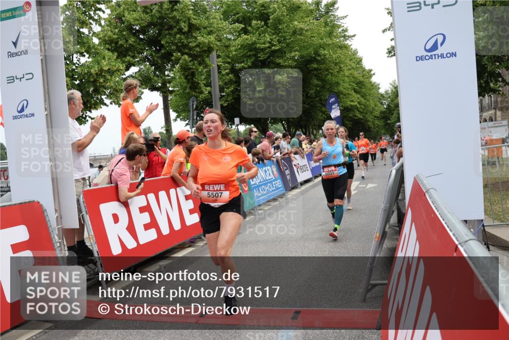 15.06.2025 - REWE Women's Run Strokosch-Dieckow http://msf.ph/oto/7931517 15.06.2025 10:57:41 Ziel 5031, 5032, 5264, 5327, 5334, 5335, 5462, 5486, 5507, 5611 meine-sportfotos.de