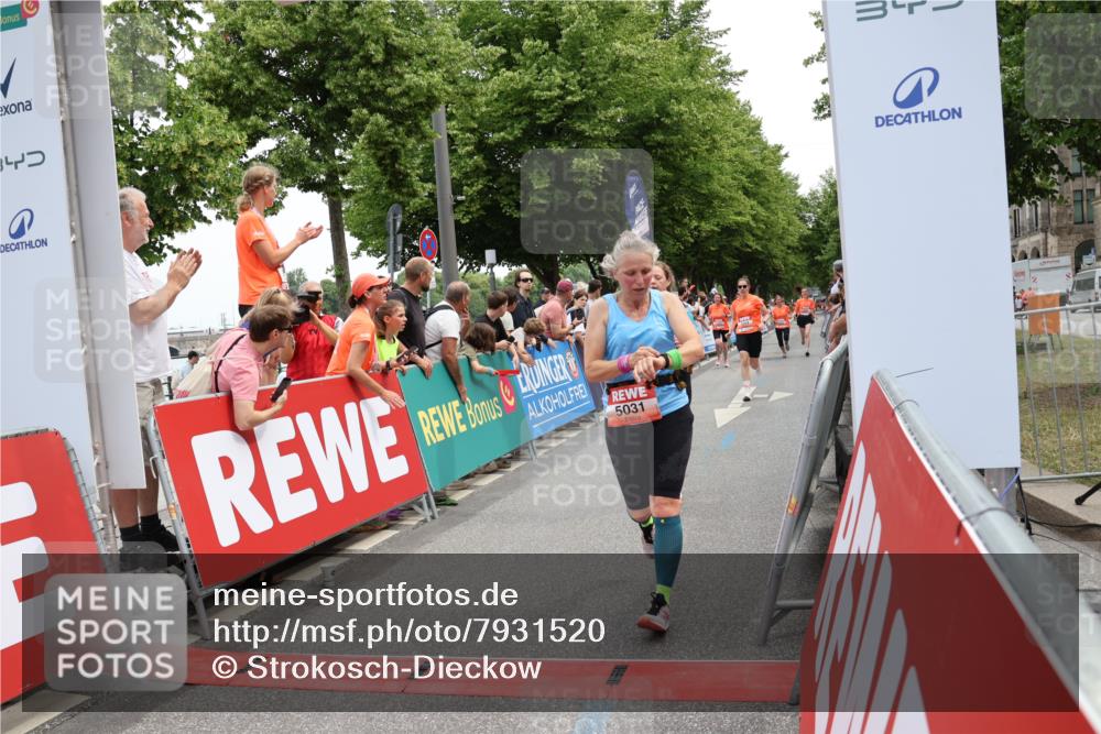 15.06.2025 - REWE Women's Run Strokosch-Dieckow http://msf.ph/oto/7931520 15.06.2025 10:57:41 Ziel 5031, 5032, 5264, 5327, 5334, 5335, 5462, 5486, 5507, 5611 meine-sportfotos.de