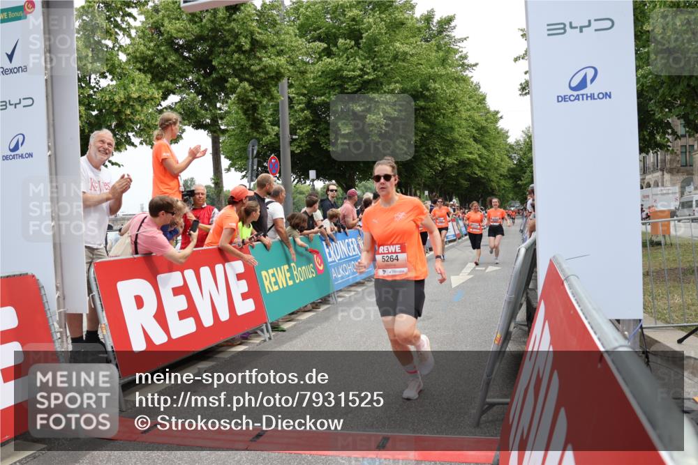 15.06.2025 - REWE Women's Run Strokosch-Dieckow http://msf.ph/oto/7931525 15.06.2025 10:57:43 Ziel 5031, 5032, 5264, 5327, 5334, 5335, 5462, 5486, 5507, 5611 meine-sportfotos.de