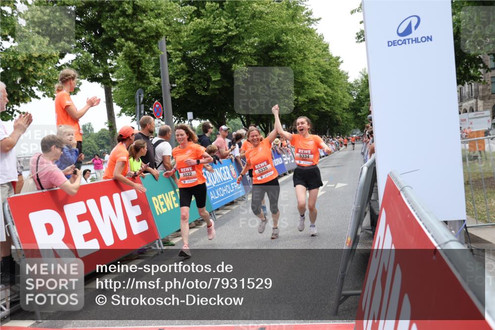 15.06.2025 - REWE Women's Run Strokosch-Dieckow http://msf.ph/oto/7931529 15.06.2025 10:57:45 Ziel 5031, 5032, 5264, 5327, 5334, 5335, 5462, 5507 meine-sportfotos.de