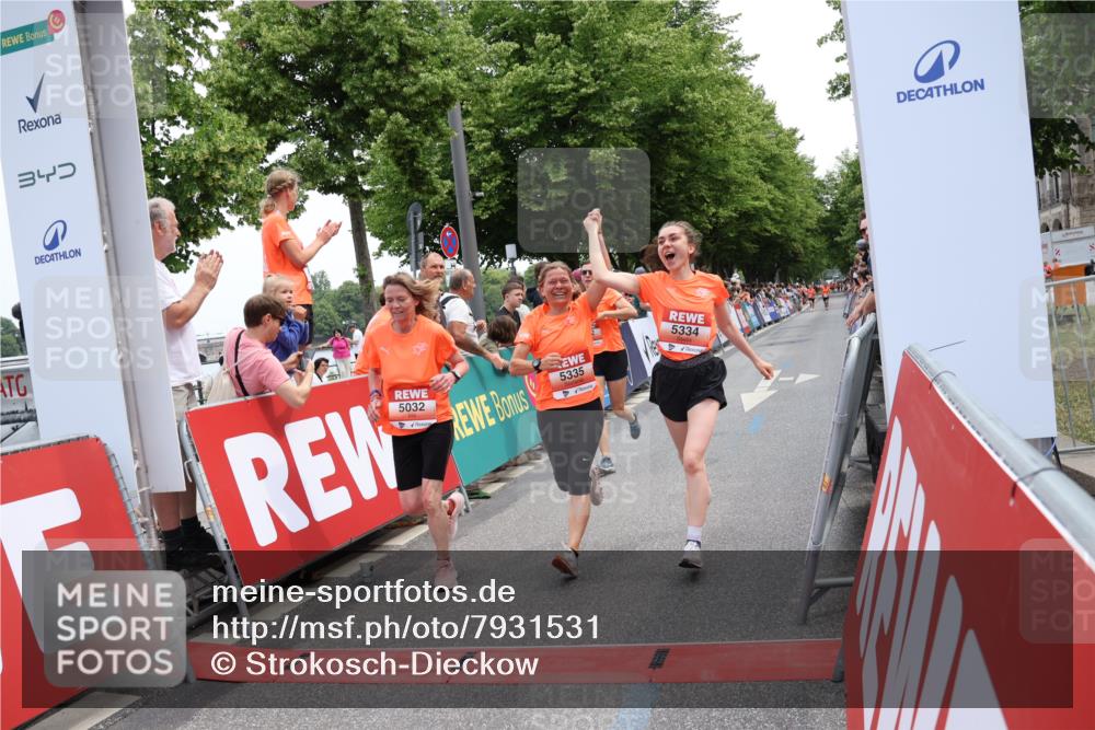 15.06.2025 - REWE Women's Run Strokosch-Dieckow http://msf.ph/oto/7931531 15.06.2025 10:57:46 Ziel 5031, 5032, 5264, 5327, 5334, 5335, 5462, 5507 meine-sportfotos.de