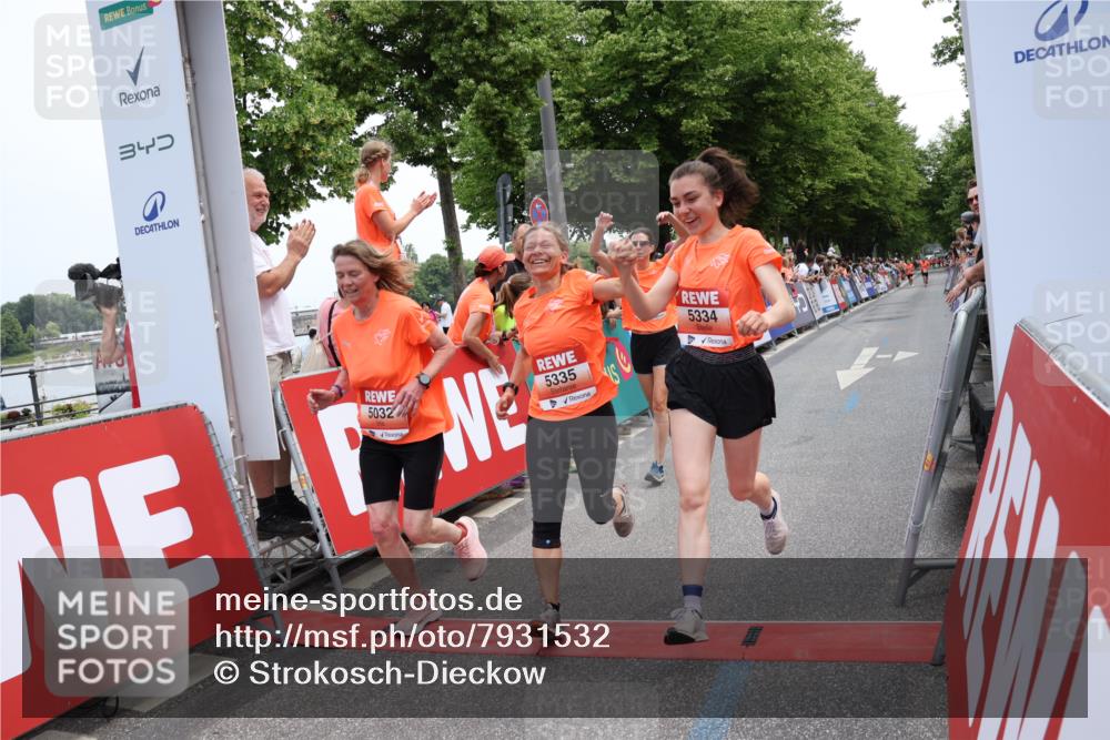 15.06.2025 - REWE Women's Run Strokosch-Dieckow http://msf.ph/oto/7931532 15.06.2025 10:57:46 Ziel 5031, 5032, 5264, 5327, 5334, 5335, 5462, 5507 meine-sportfotos.de