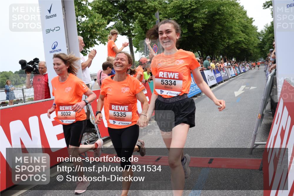 15.06.2025 - REWE Women's Run Strokosch-Dieckow http://msf.ph/oto/7931534 15.06.2025 10:57:47 Ziel 5031, 5032, 5264, 5334, 5335, 5462, 5507 meine-sportfotos.de