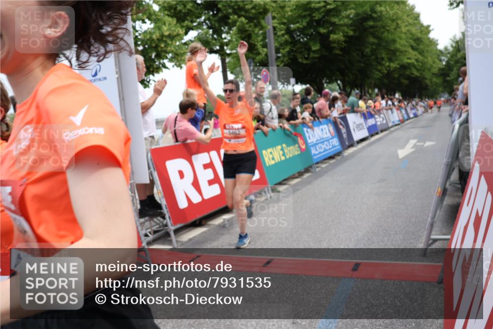 15.06.2025 - REWE Women's Run Strokosch-Dieckow http://msf.ph/oto/7931535 15.06.2025 10:57:47 Ziel 5031, 5032, 5264, 5334, 5335, 5462, 5507 meine-sportfotos.de