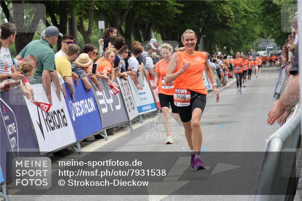 15.06.2025 - REWE Women's Run Strokosch-Dieckow http://msf.ph/oto/7931538 15.06.2025 10:57:57 Ziel 5456, 5513 meine-sportfotos.de