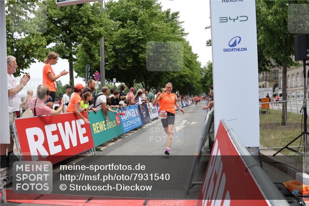 15.06.2025 - REWE Women's Run Strokosch-Dieckow http://msf.ph/oto/7931540 15.06.2025 10:57:59 Ziel 5456, 5513 meine-sportfotos.de