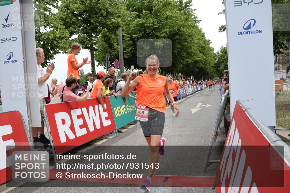 15.06.2025 - REWE Women's Run Strokosch-Dieckow http://msf.ph/oto/7931543 15.06.2025 10:57:59 Ziel 5456, 5513 meine-sportfotos.de