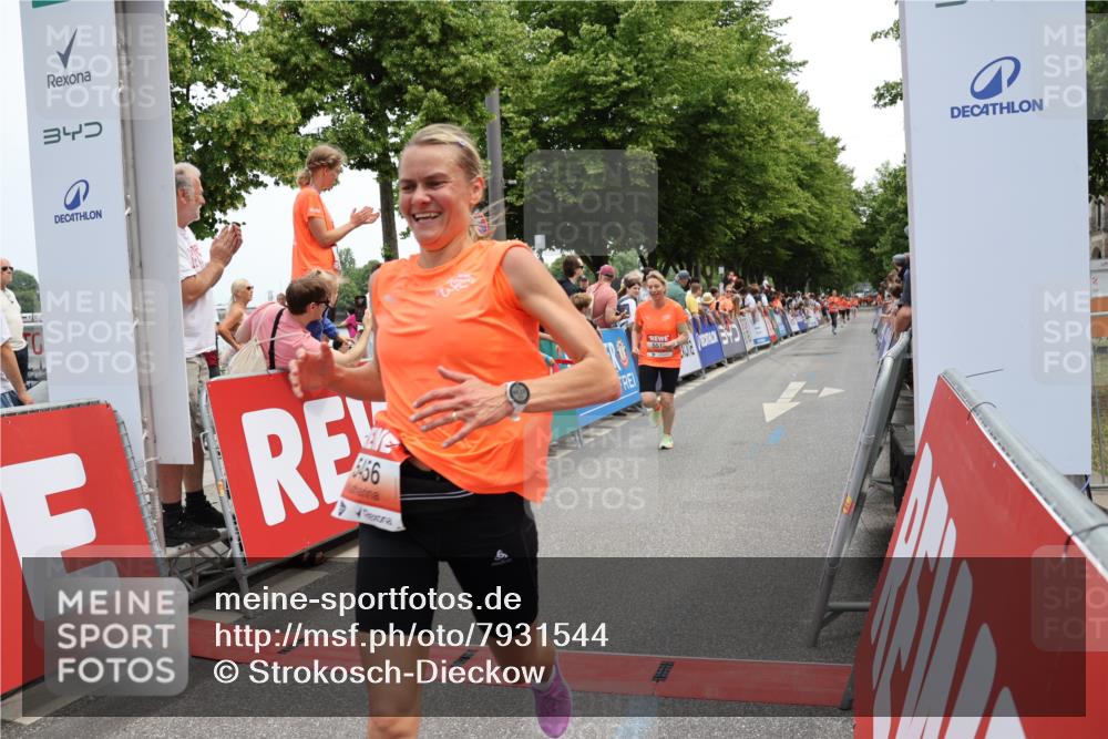 15.06.2025 - REWE Women's Run Strokosch-Dieckow http://msf.ph/oto/7931544 15.06.2025 10:58:00 Ziel 5456, 5513 meine-sportfotos.de