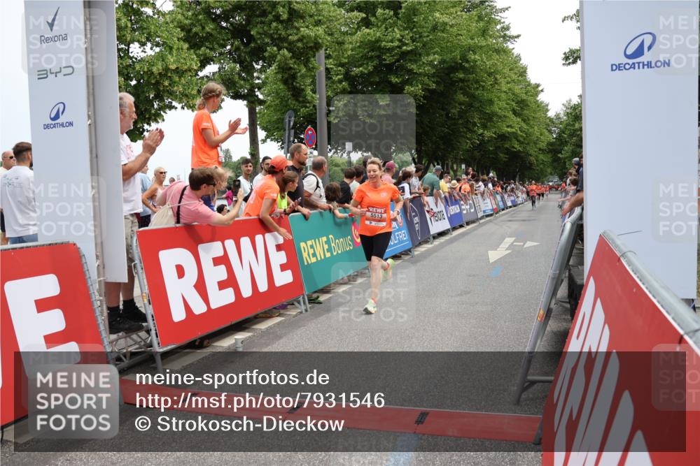 15.06.2025 - REWE Women's Run Strokosch-Dieckow http://msf.ph/oto/7931546 15.06.2025 10:58:00 Ziel 5456, 5513 meine-sportfotos.de