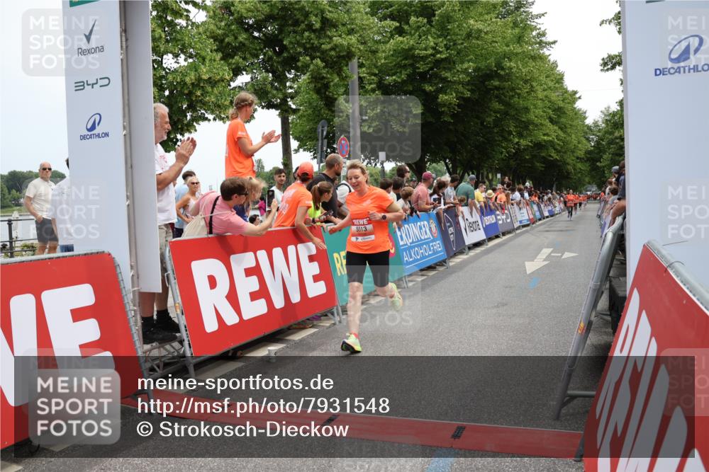 15.06.2025 - REWE Women's Run Strokosch-Dieckow http://msf.ph/oto/7931548 15.06.2025 10:58:00 Ziel 5456, 5513 meine-sportfotos.de