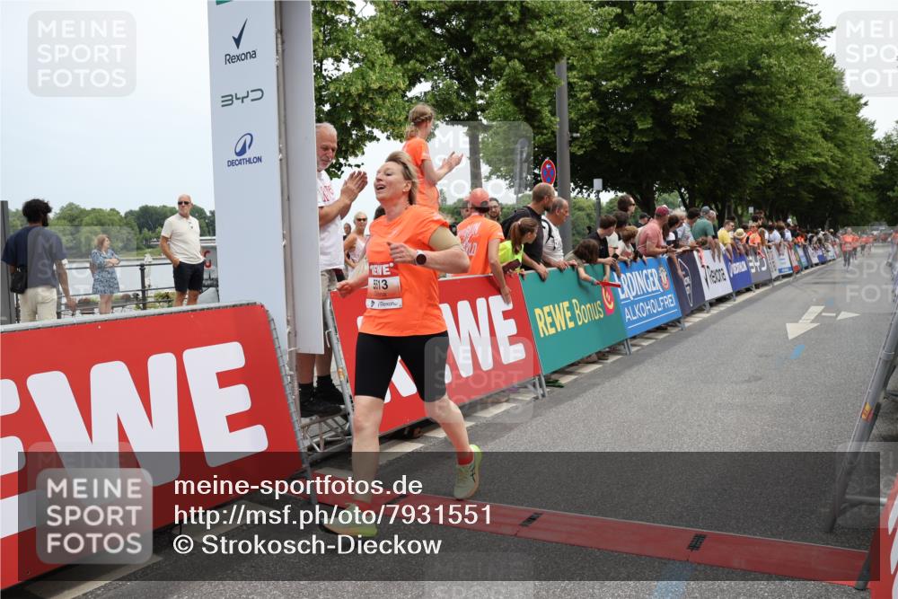 15.06.2025 - REWE Women's Run Strokosch-Dieckow http://msf.ph/oto/7931551 15.06.2025 10:58:01 Ziel 5456, 5513 meine-sportfotos.de