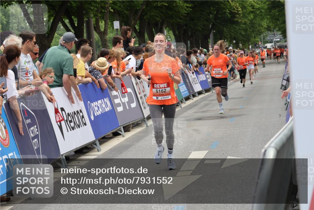 15.06.2025 - REWE Women's Run Strokosch-Dieckow http://msf.ph/oto/7931552 15.06.2025 10:58:07 Ziel 5158, 5162, 5513 meine-sportfotos.de