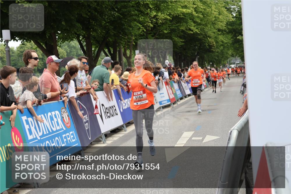 15.06.2025 - REWE Women's Run Strokosch-Dieckow http://msf.ph/oto/7931554 15.06.2025 10:58:07 Ziel 5158, 5162, 5513 meine-sportfotos.de