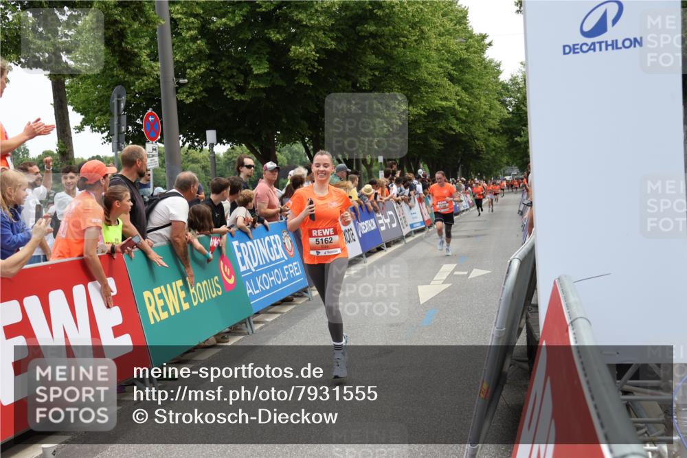 15.06.2025 - REWE Women's Run Strokosch-Dieckow http://msf.ph/oto/7931555 15.06.2025 10:58:08 Ziel 5158, 5162, 5513 meine-sportfotos.de