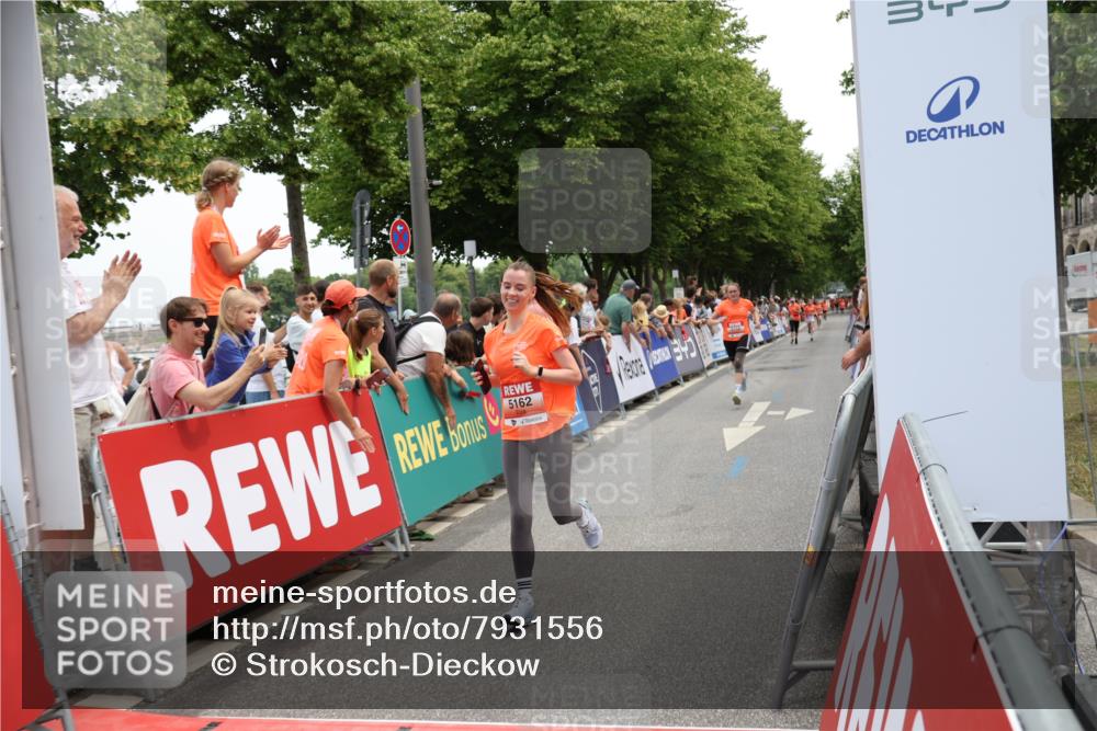 15.06.2025 - REWE Women's Run Strokosch-Dieckow http://msf.ph/oto/7931556 15.06.2025 10:58:09 Ziel 5158, 5162 meine-sportfotos.de
