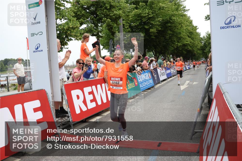 15.06.2025 - REWE Women's Run Strokosch-Dieckow http://msf.ph/oto/7931558 15.06.2025 10:58:09 Ziel 5158, 5162 meine-sportfotos.de