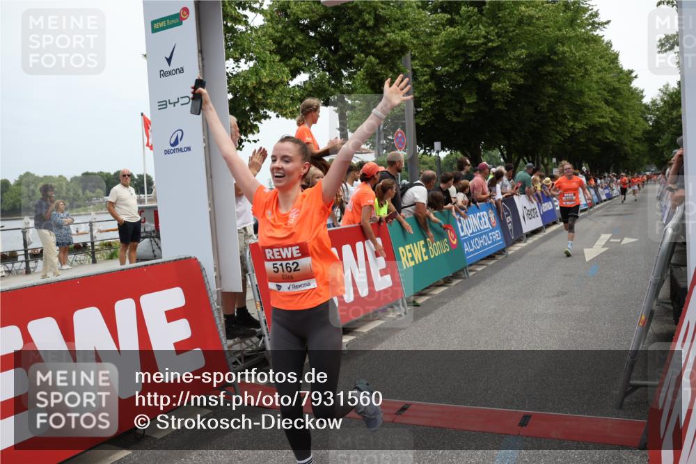 15.06.2025 - REWE Women's Run Strokosch-Dieckow http://msf.ph/oto/7931560 15.06.2025 10:58:10 Ziel 5158, 5162 meine-sportfotos.de
