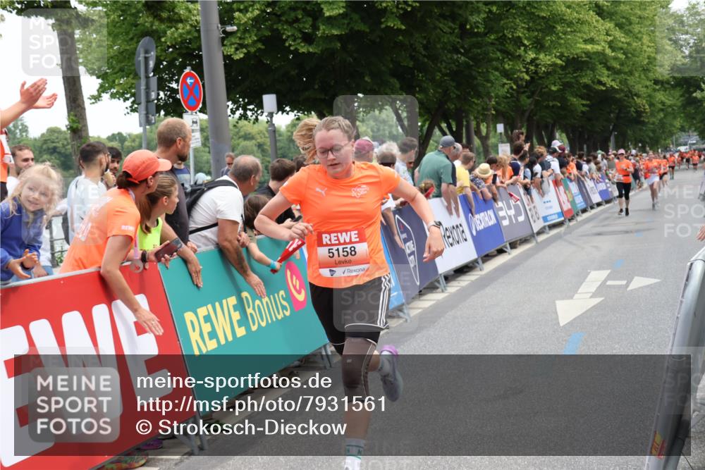 15.06.2025 - REWE Women's Run Strokosch-Dieckow http://msf.ph/oto/7931561 15.06.2025 10:58:11 Ziel 5158, 5162, 5368 meine-sportfotos.de