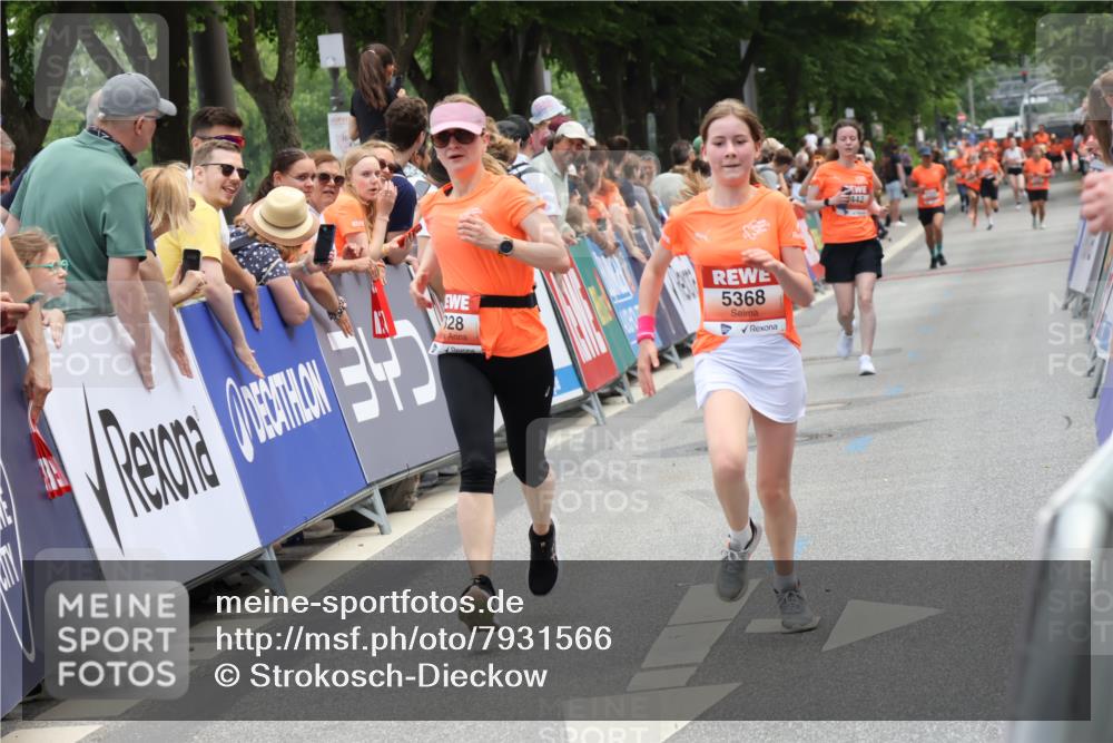 15.06.2025 - REWE Women's Run Strokosch-Dieckow http://msf.ph/oto/7931566 15.06.2025 10:58:15 Ziel 5158, 5162, 5328, 5368, 5442 meine-sportfotos.de