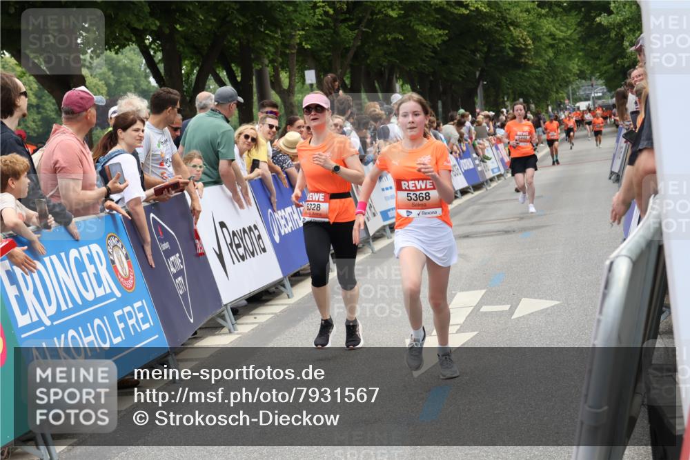 15.06.2025 - REWE Women's Run Strokosch-Dieckow http://msf.ph/oto/7931567 15.06.2025 10:58:16 Ziel 5158, 5162, 5328, 5368, 5442 meine-sportfotos.de