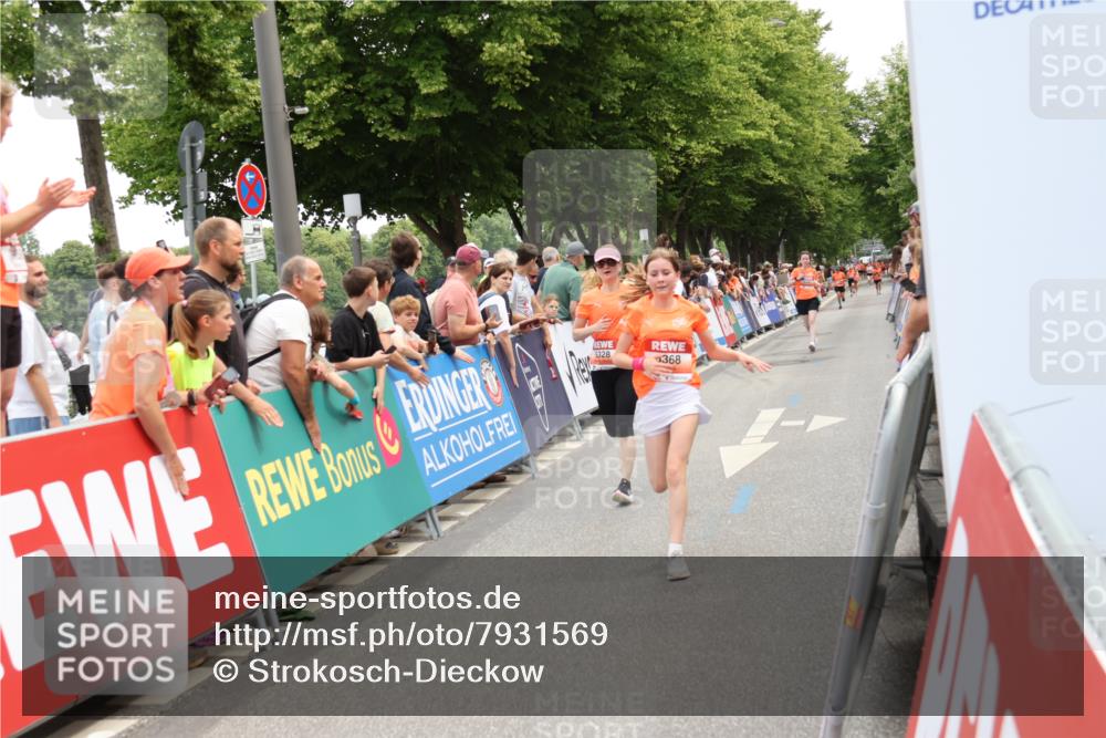 15.06.2025 - REWE Women's Run Strokosch-Dieckow http://msf.ph/oto/7931569 15.06.2025 10:58:16 Ziel 5158, 5162, 5328, 5368, 5442 meine-sportfotos.de