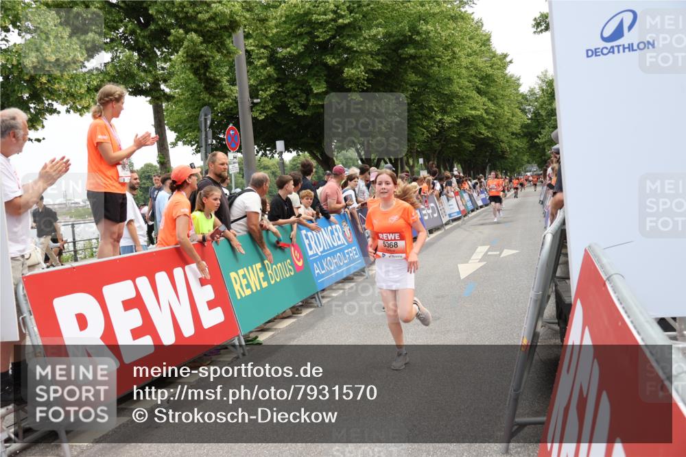 15.06.2025 - REWE Women's Run Strokosch-Dieckow http://msf.ph/oto/7931570 15.06.2025 10:58:17 Ziel 5158, 5328, 5368, 5442, 5648 meine-sportfotos.de