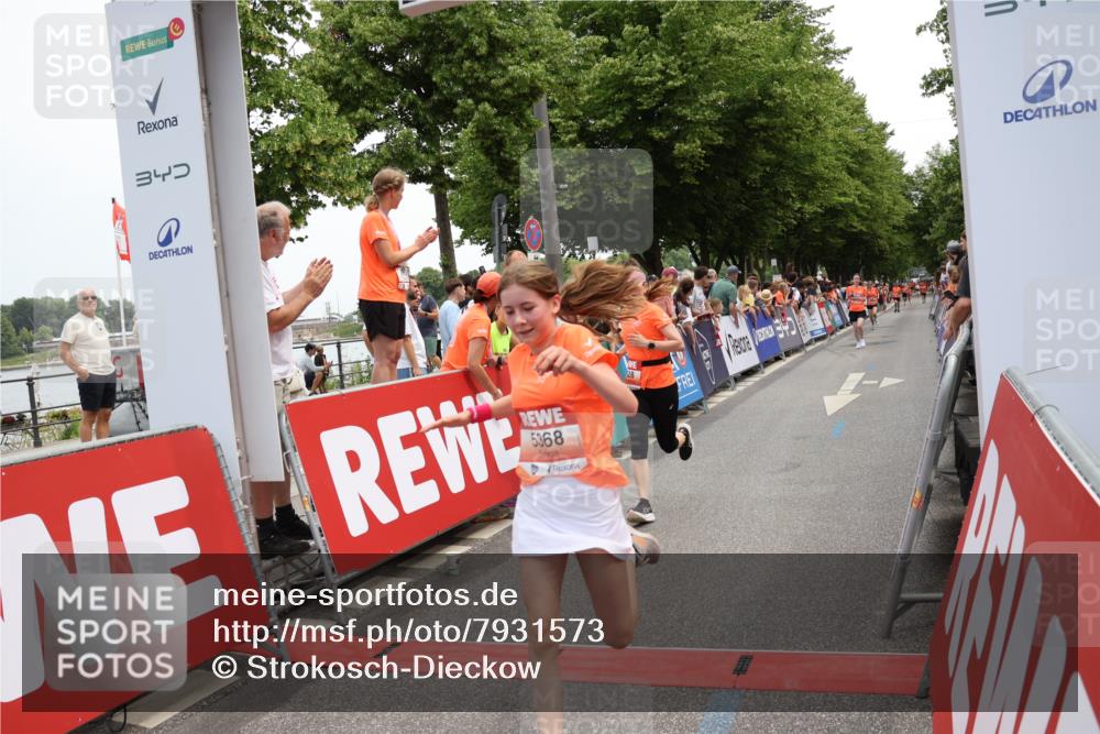 15.06.2025 - REWE Women's Run Strokosch-Dieckow http://msf.ph/oto/7931573 15.06.2025 10:58:17 Ziel 5158, 5328, 5368, 5442, 5648 meine-sportfotos.de