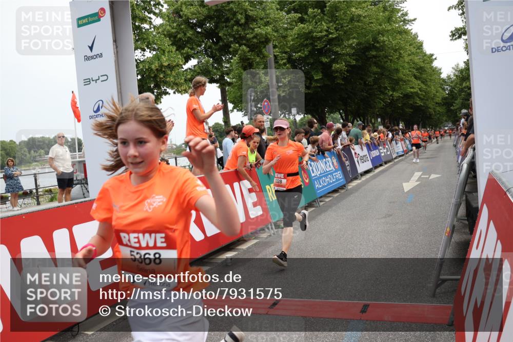 15.06.2025 - REWE Women's Run Strokosch-Dieckow http://msf.ph/oto/7931575 15.06.2025 10:58:18 Ziel 5158, 5328, 5368, 5442, 5648 meine-sportfotos.de