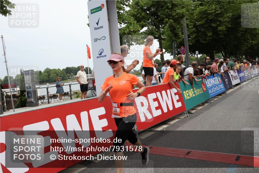 15.06.2025 - REWE Women's Run Strokosch-Dieckow http://msf.ph/oto/7931578 15.06.2025 10:58:18 Ziel 5158, 5328, 5368, 5442, 5648 meine-sportfotos.de