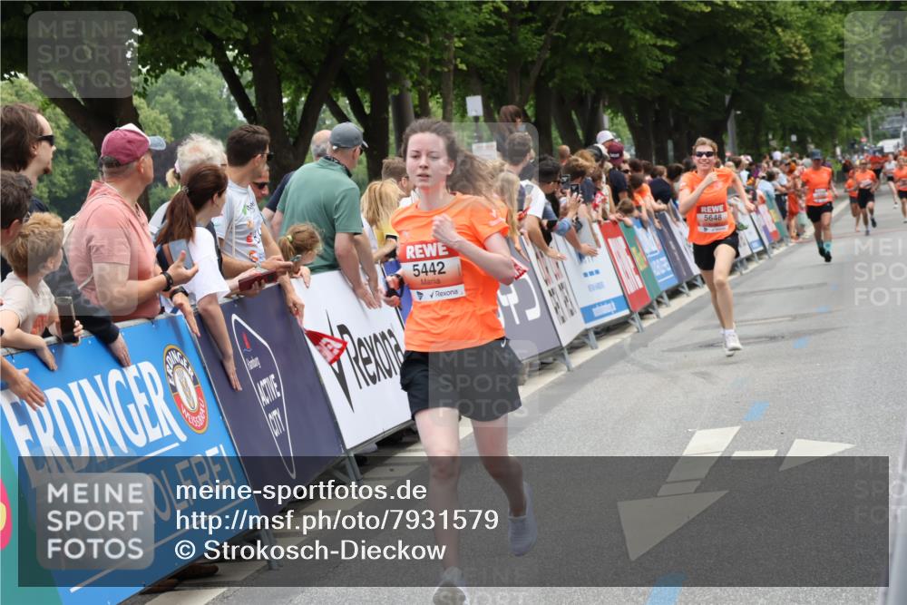15.06.2025 - REWE Women's Run Strokosch-Dieckow http://msf.ph/oto/7931579 15.06.2025 10:58:20 Ziel 5328, 5368, 5442, 5648 meine-sportfotos.de