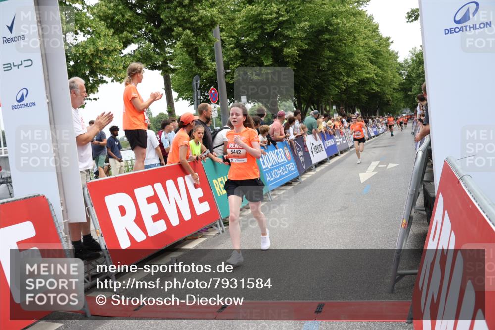 15.06.2025 - REWE Women's Run Strokosch-Dieckow http://msf.ph/oto/7931584 15.06.2025 10:58:21 Ziel 5328, 5368, 5442, 5648 meine-sportfotos.de