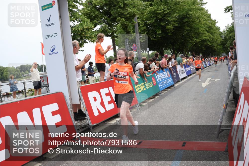 15.06.2025 - REWE Women's Run Strokosch-Dieckow http://msf.ph/oto/7931586 15.06.2025 10:58:22 Ziel 5328, 5368, 5442, 5648 meine-sportfotos.de