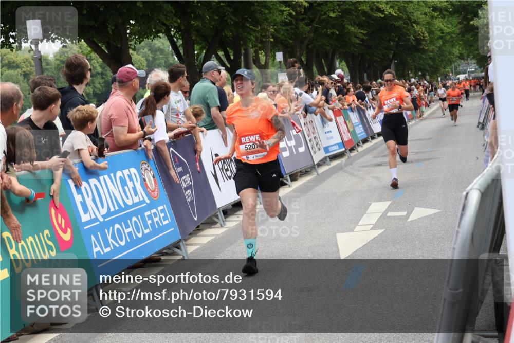 15.06.2025 - REWE Women's Run Strokosch-Dieckow http://msf.ph/oto/7931594 15.06.2025 10:58:27 Ziel 5207, 5416, 5442, 5591, 5648 meine-sportfotos.de