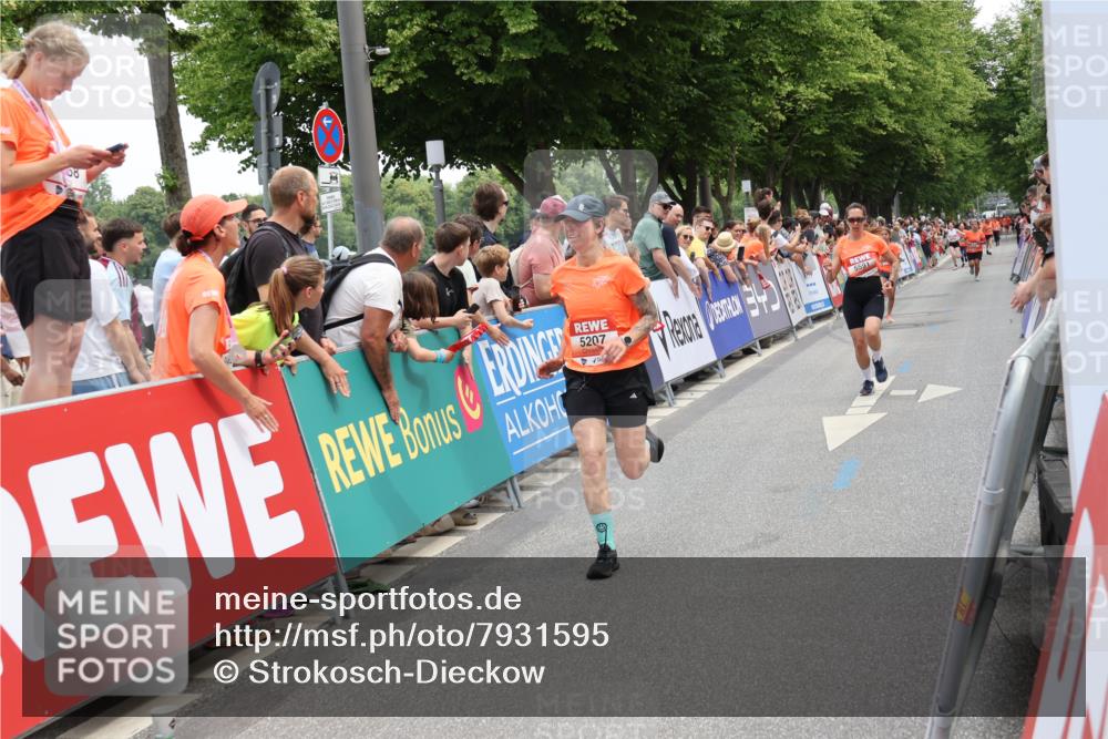 15.06.2025 - REWE Women's Run Strokosch-Dieckow http://msf.ph/oto/7931595 15.06.2025 10:58:28 Ziel 5207, 5416, 5442, 5591, 5648 meine-sportfotos.de