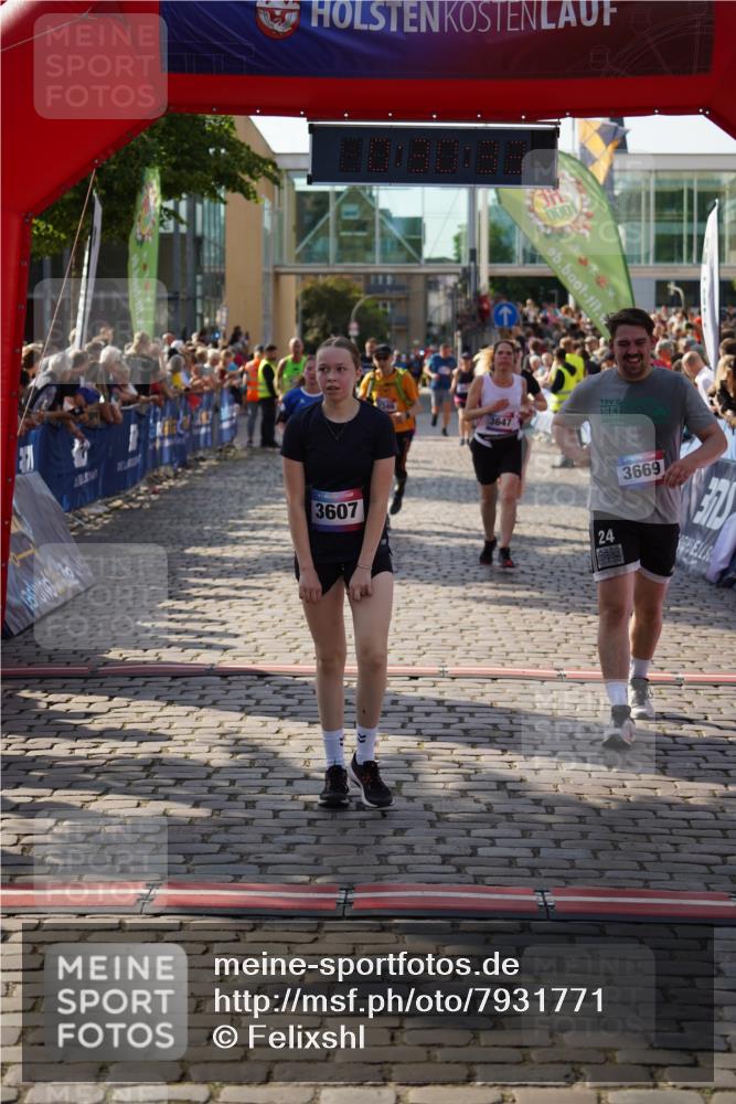 13.06.2025 - Holstenköstenlauf Felixshl http://msf.ph/oto/7931771 13.06.2025 18:00:34 Laufen 2195, 2339, 2346, 2351, 2563, 2587, 2808, 3285, 3607, 3647, 3653, 3669 meine-sportfotos.de
