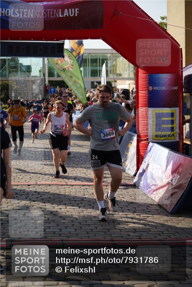 13.06.2025 - Holstenköstenlauf Felixshl http://msf.ph/oto/7931786 13.06.2025 18:00:36 Laufen 2166, 2167, 2195, 2339, 2346, 2351, 2563, 2587, 2808, 3285, 3607, 3647, 3653, 3669, 3803 meine-sportfotos.de