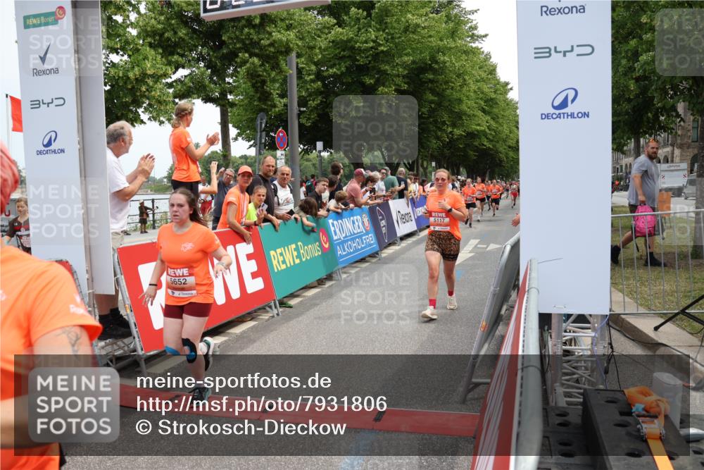 15.06.2025 - REWE Women's Run Strokosch-Dieckow http://msf.ph/oto/7931806 15.06.2025 10:59:58 Ziel 5117, 5176, 5227, 5236, 5279, 5641, 5652, 5669 meine-sportfotos.de