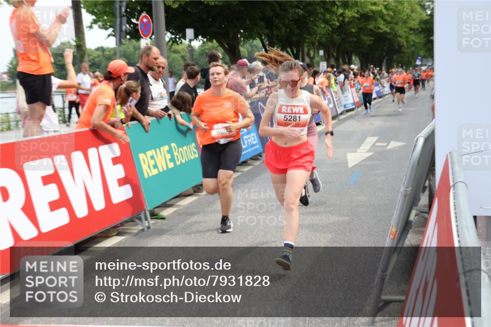 15.06.2025 - REWE Women's Run Strokosch-Dieckow http://msf.ph/oto/7931828 15.06.2025 11:00:06 Ziel 5059, 5117, 5156, 5176, 5227, 5236, 5280, 5281, 5680 meine-sportfotos.de