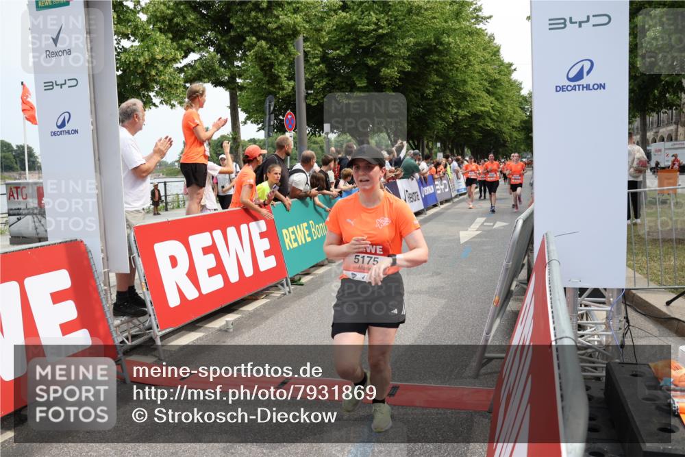 15.06.2025 - REWE Women's Run Strokosch-Dieckow http://msf.ph/oto/7931869 15.06.2025 11:00:37 Ziel 5009, 5012, 5105, 5114, 5175, 5311, 5597 meine-sportfotos.de